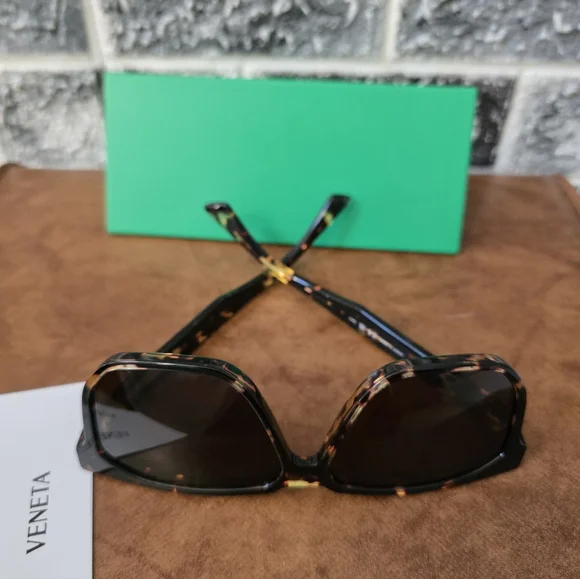 Bottega Veneta Made In JapanTortoise Shell Sunglasses - Picture 3 of 8